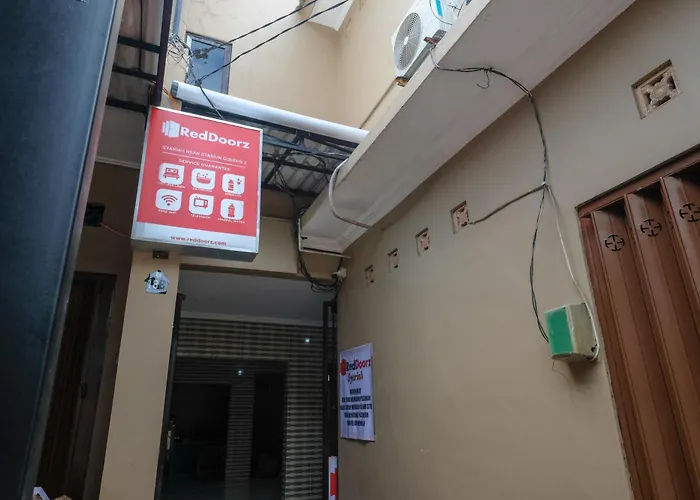 RedDoorz Syariah near Stasiun Gubeng 2 Hotel Surabaya