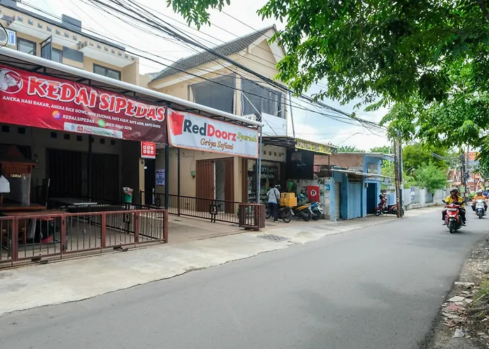 RedDoorz Syariah near Stasiun Gubeng 2 Hotel Surabaya
